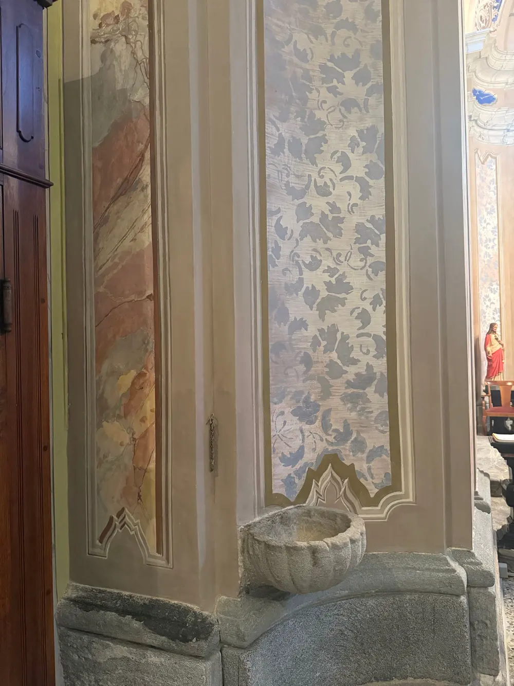 La lesena dopo il restauro, con decorazioni ripristinate