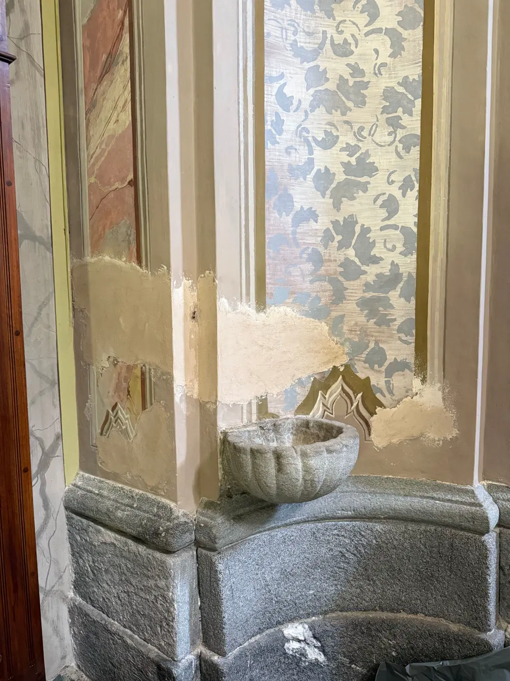 La stessa lesena durante il restauro