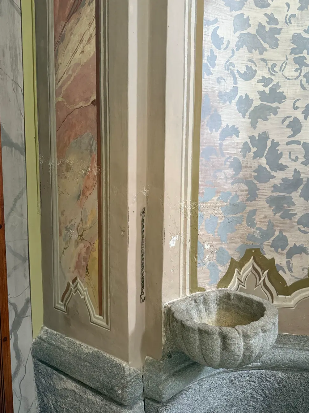Lesena dipinta della chiesa prima del restauro, con colori consumati