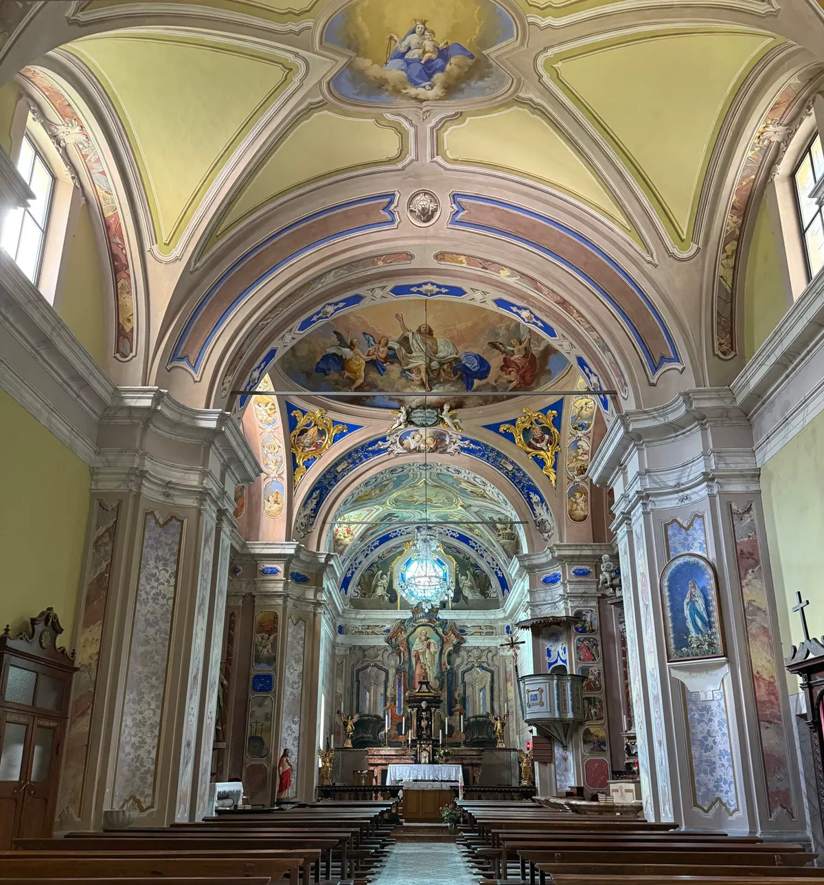 Interno della chiesa con volte e lesene decorate