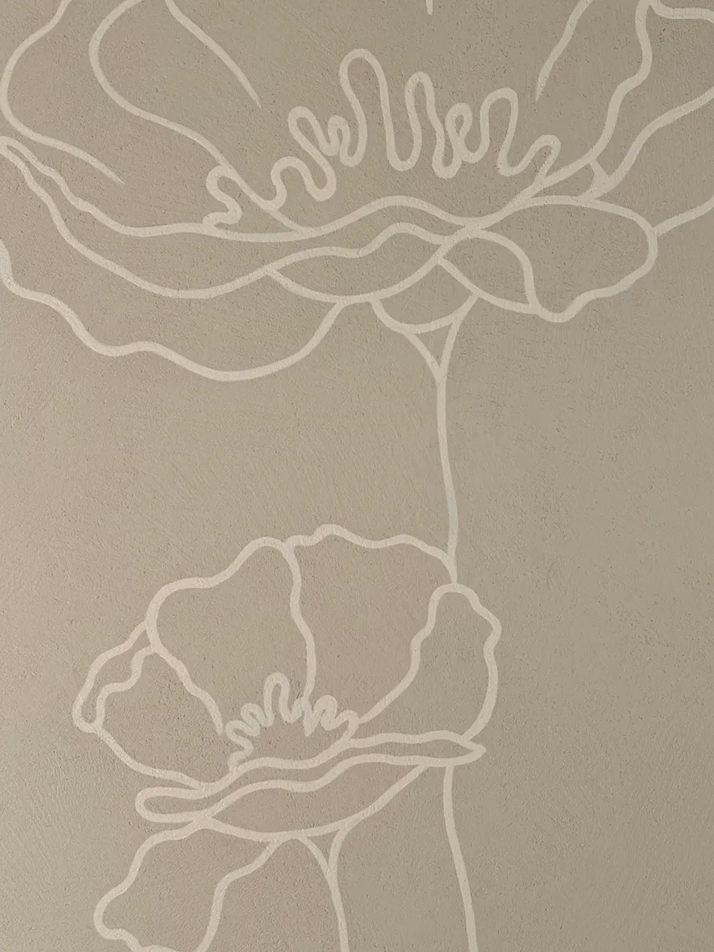 Papaveri e soffioni disegnati a linea bianca su parete grigio caldo