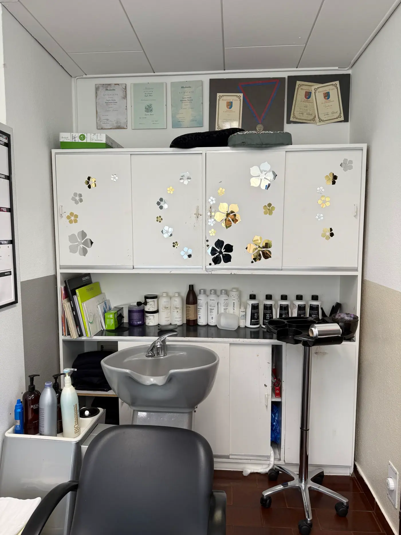 Il salone prima, con i mobili bianchi senza decorazioni