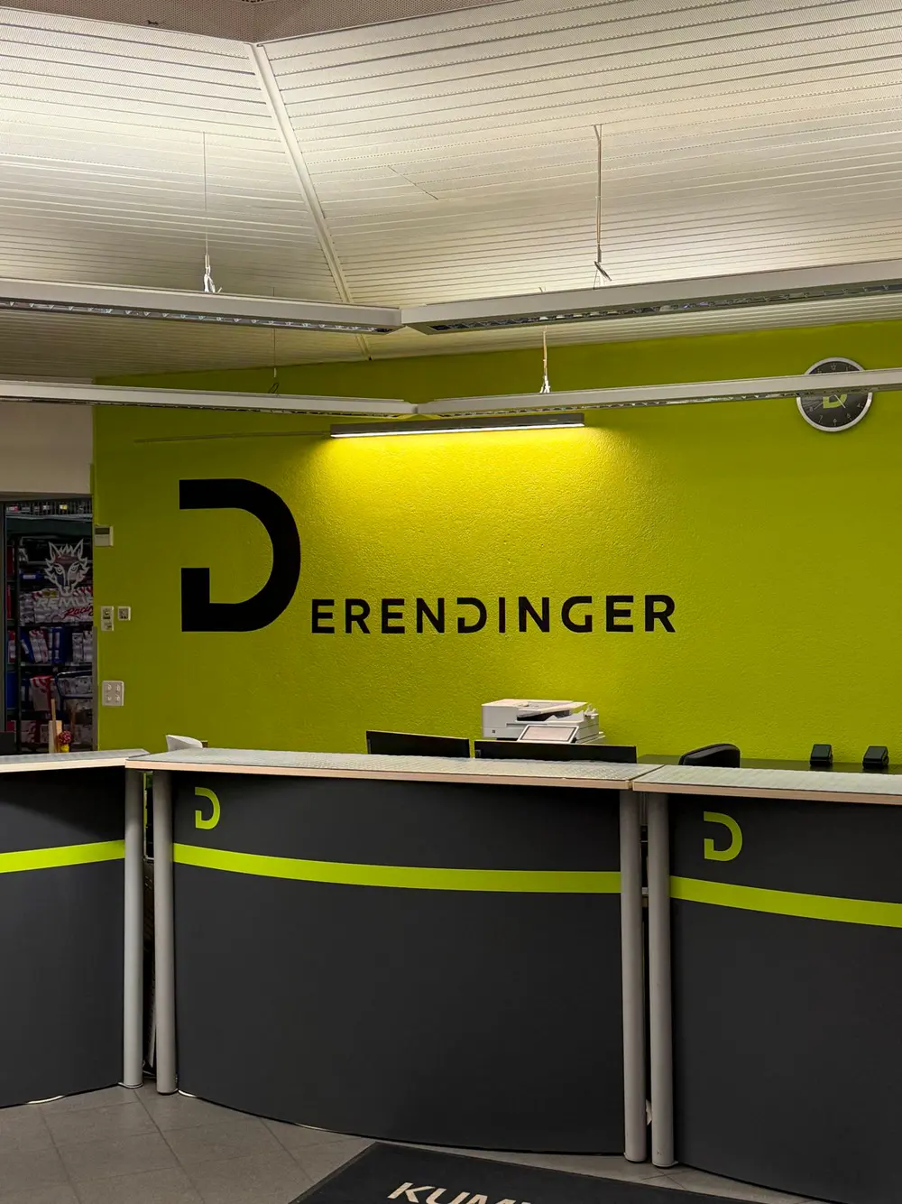 Logo Derendinger dipinto sulla parete verde della reception