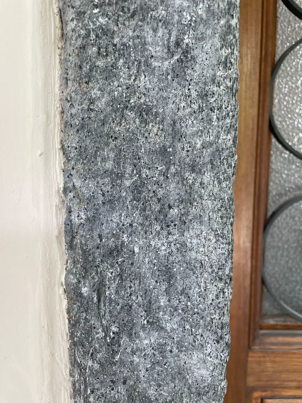 Ritocchi che imitano la pietra gneiss accanto a una porta