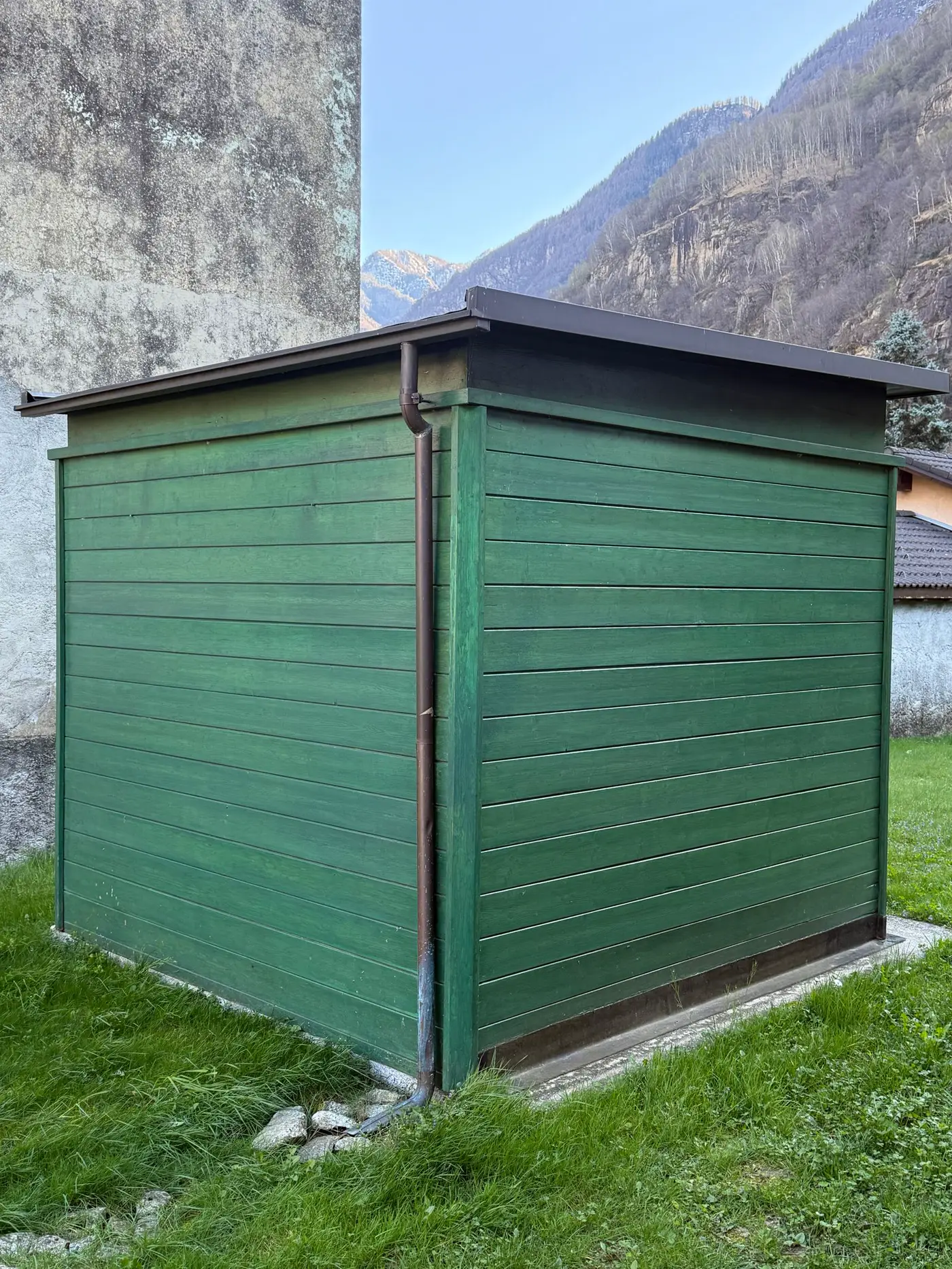 La stessa casetta verde, ancora senza decorazioni