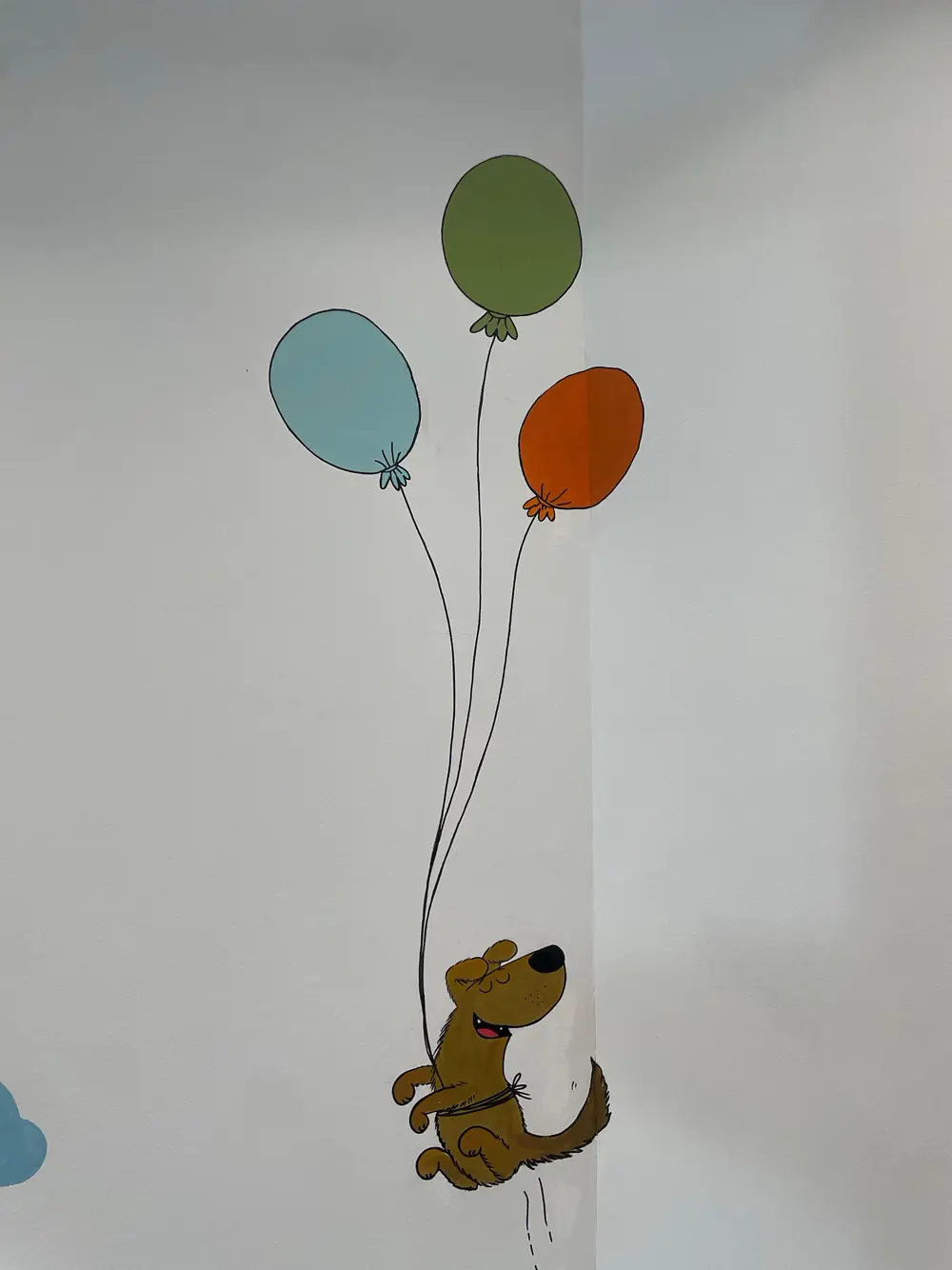 Cagnolino appeso a tre palloncini colorati, decorazione murale rifatta