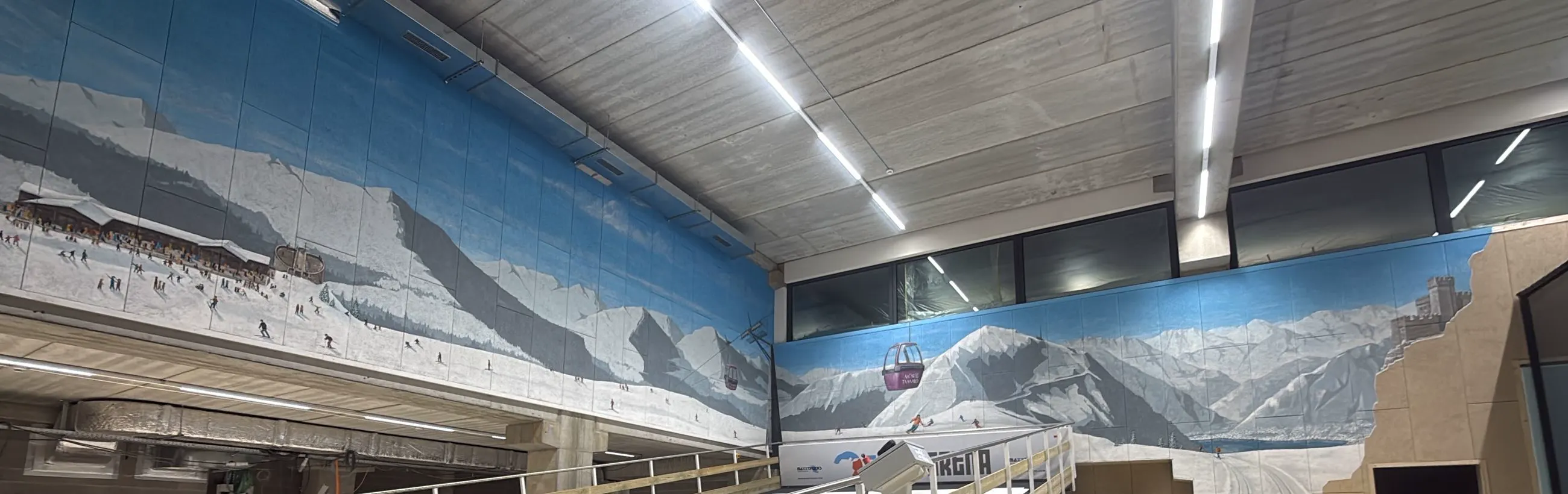 Panorama del Monte Tamaro innevato dipinto su una lunga parete