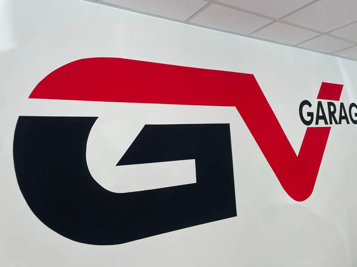 Logo GV rosso e nero dipinto nello show-room